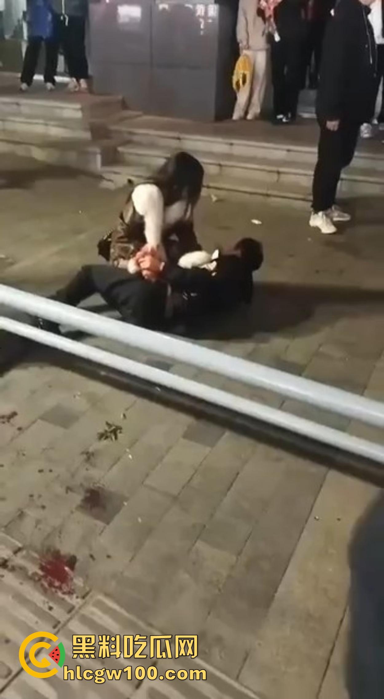 渭南吾悦广场上演新年第一刀 女子发现老公跨年聊骚 当街怒拿水果刀三刀见血 警察赶到直接按翻在地！-2