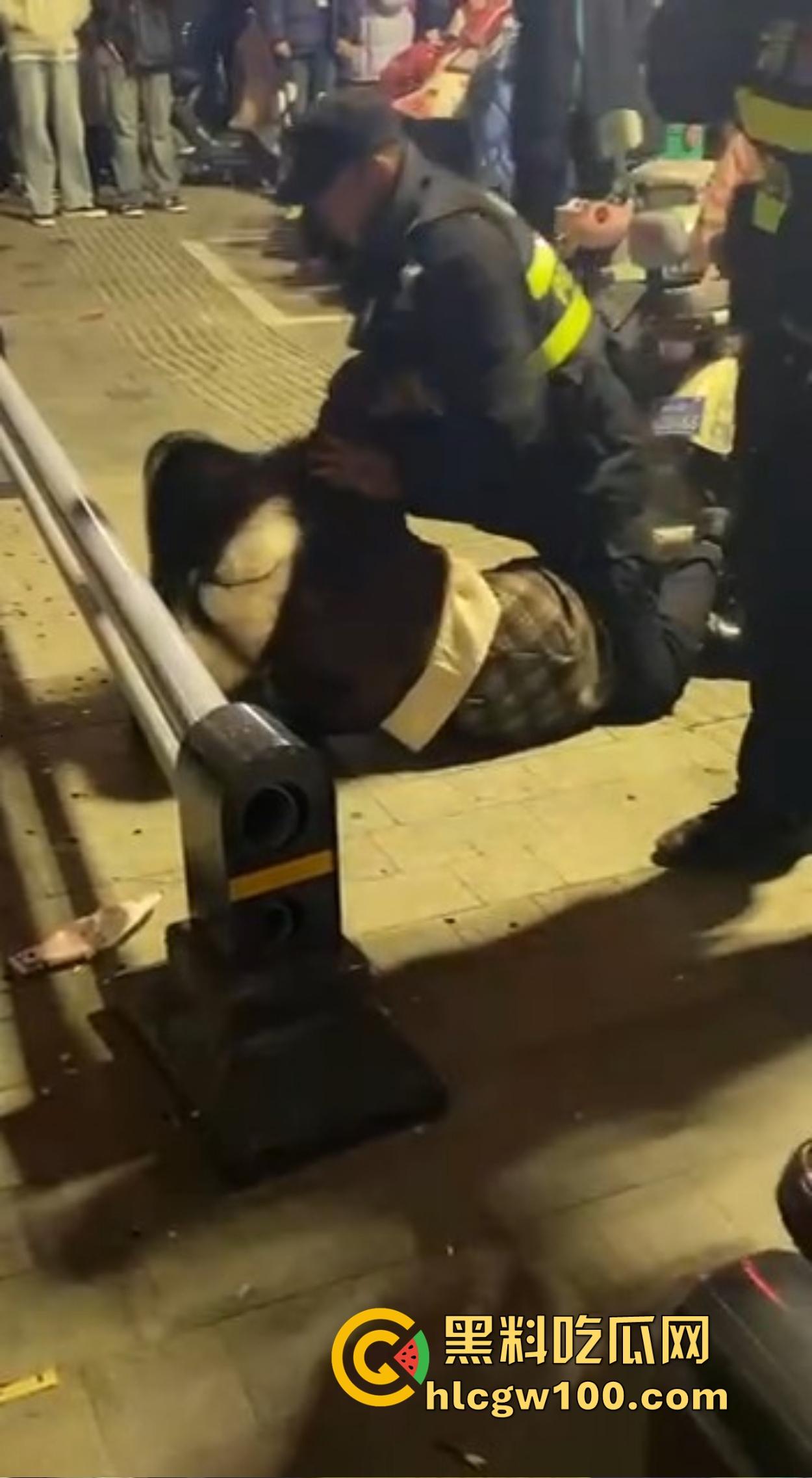 渭南吾悦广场上演新年第一刀 女子发现老公跨年聊骚 当街怒拿水果刀三刀见血 警察赶到直接按翻在地！-8