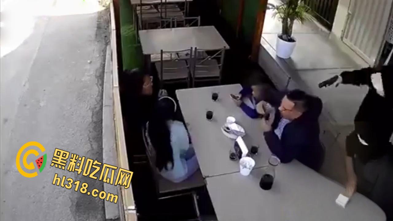 正当下午茶时间，南美一杀手大摇大摆，当街爆头一家之主，同行妻女吓傻了，这得留下多深的阴影！-1