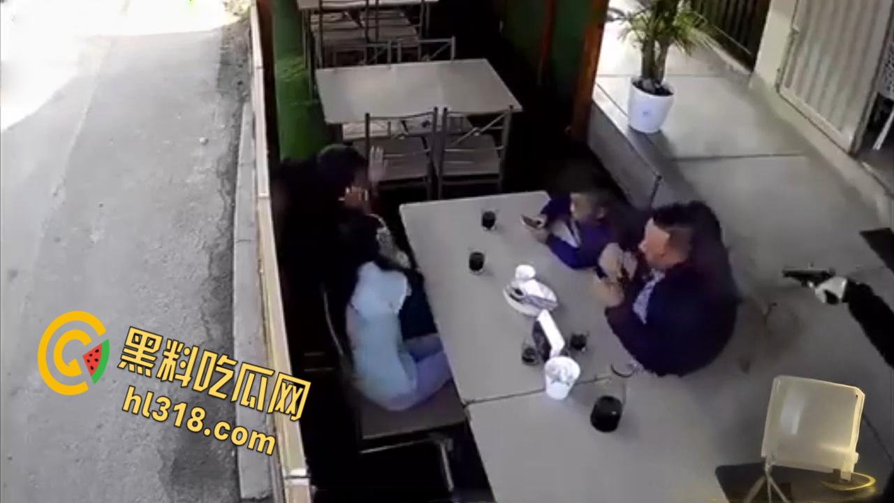 正当下午茶时间，南美一杀手大摇大摆，当街爆头一家之主，同行妻女吓傻了，这得留下多深的阴影！-2