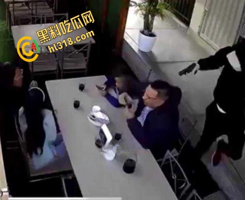 正当下午茶时间，南美一杀手大摇大摆，当街爆头一家之主，同行妻女吓傻了，这得留下多深的阴影！-4