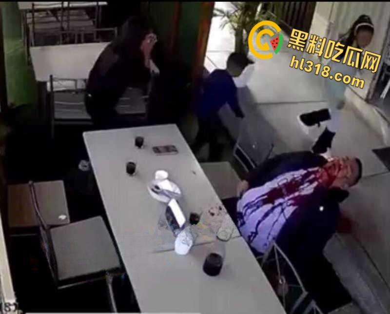 正当下午茶时间，南美一杀手大摇大摆，当街爆头一家之主，同行妻女吓傻了，这得留下多深的阴影！-7