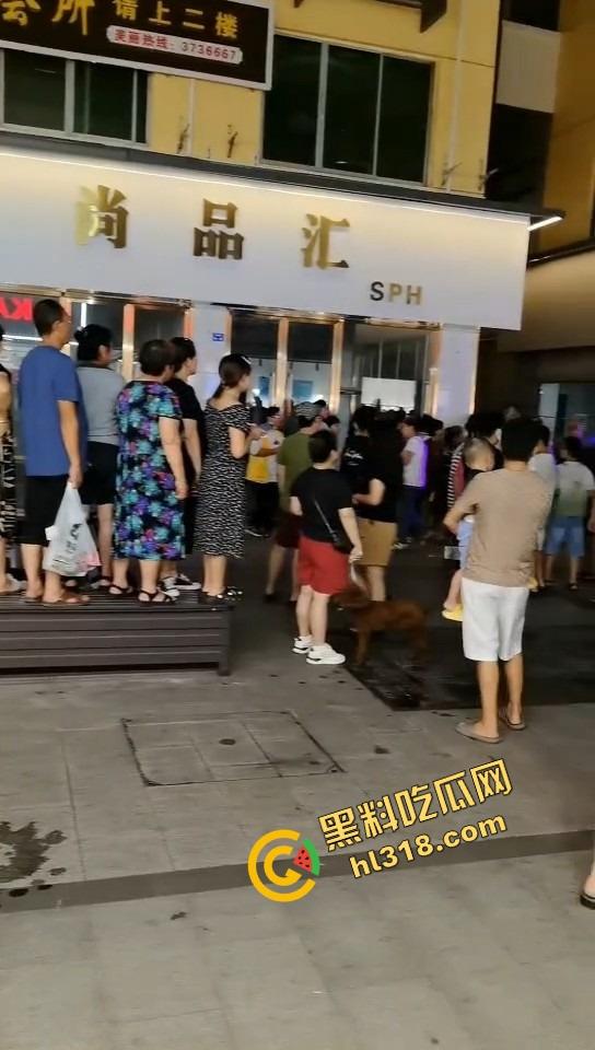 井研世园步行街服装店老板儿子打瓦罗兰排位游戏突然断网,宽带师傅没修好,直接拿刀捅了他几刀完事!-6