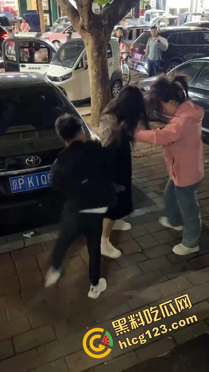 石家庄抓小三！母子联手出击，轮流暴打小三，这儿子没白养！-8