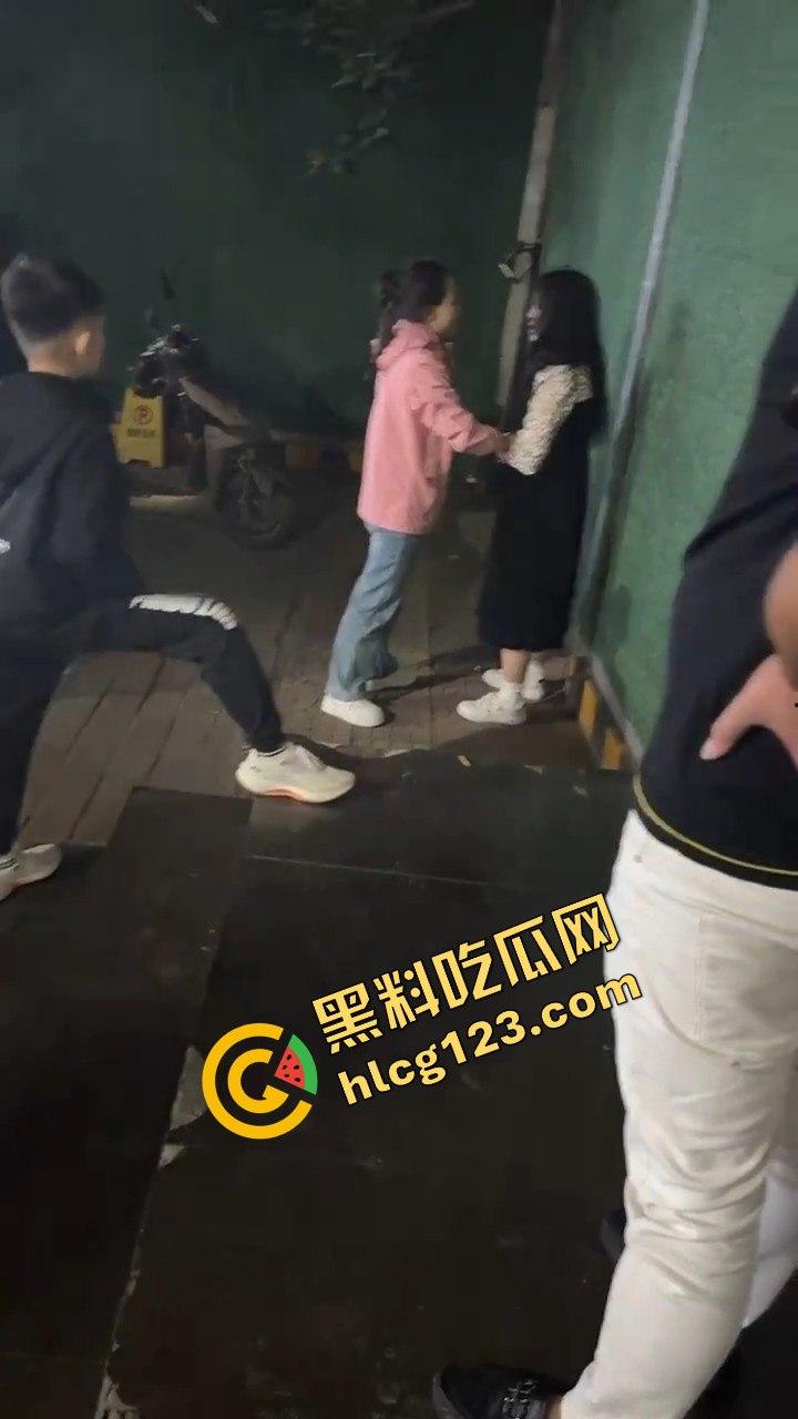 石家庄抓小三！母子联手出击，轮流暴打小三，这儿子没白养！-9