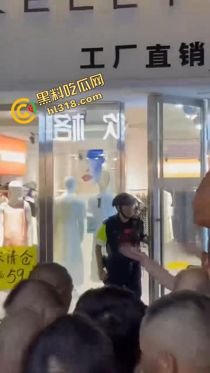 井研世园步行街服装店老板儿子打瓦罗兰排位游戏突然断网,宽带师傅没修好,直接拿刀捅了他几刀完事!-9