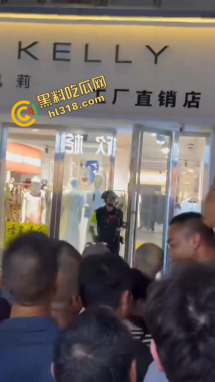 井研世园步行街服装店老板儿子打瓦罗兰排位游戏突然断网,宽带师傅没修好,直接拿刀捅了他几刀完事!-10