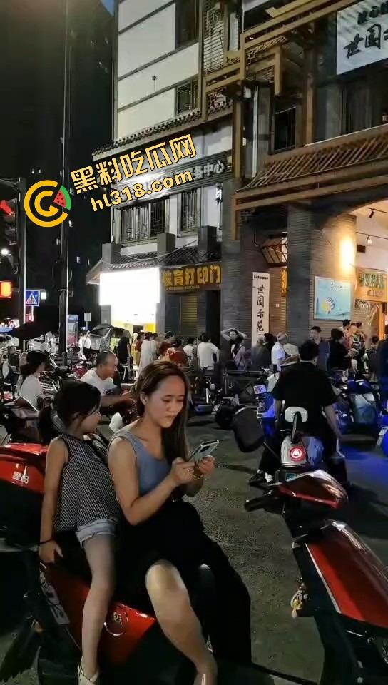 井研世园步行街服装店老板儿子打瓦罗兰排位游戏突然断网,宽带师傅没修好,直接拿刀捅了他几刀完事!-15