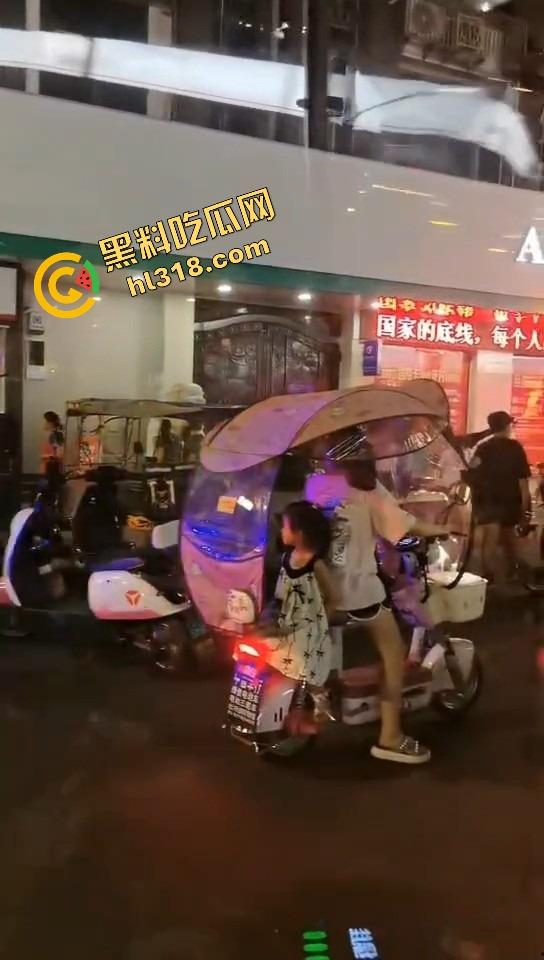 井研世园步行街服装店老板儿子打瓦罗兰排位游戏突然断网,宽带师傅没修好,直接拿刀捅了他几刀完事!-16