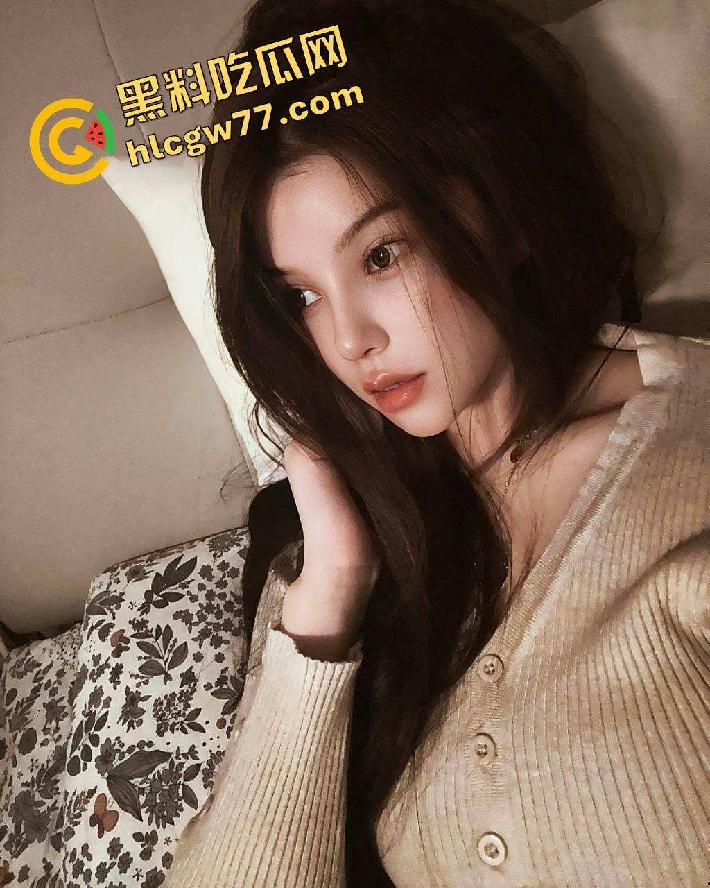 重庆御姐护士『图米海』被开盒，穿情趣抠逼拍片流出，腿长屁股翘骚话说得贼带劲，这女的男人全看哭了！-9