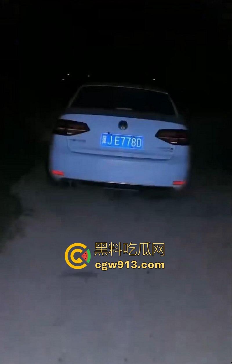 河北速腾车震现场视频曝光！路人深夜偶遇男女车内激情啪啪，车身摇晃明显，被发现后吓得慌不择路开车逃跑！-1