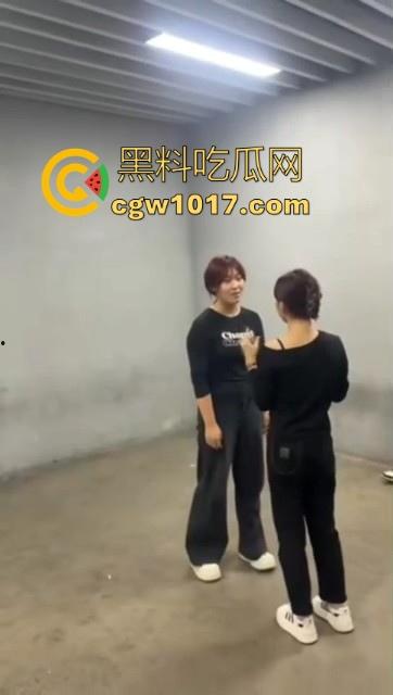 沈阳精神小妹约架群殴，两大帮派集结多人，相互开撕火拼，打得再狠点啊，把逼都扣爆她！-6