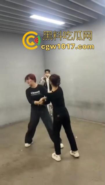 沈阳精神小妹约架群殴，两大帮派集结多人，相互开撕火拼，打得再狠点啊，把逼都扣爆她！-7