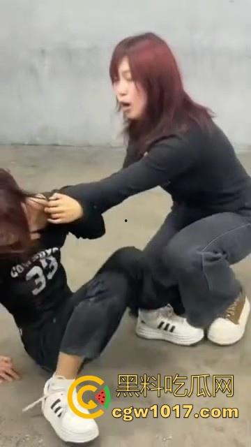 沈阳精神小妹约架群殴，两大帮派集结多人，相互开撕火拼，打得再狠点啊，把逼都扣爆她！-9