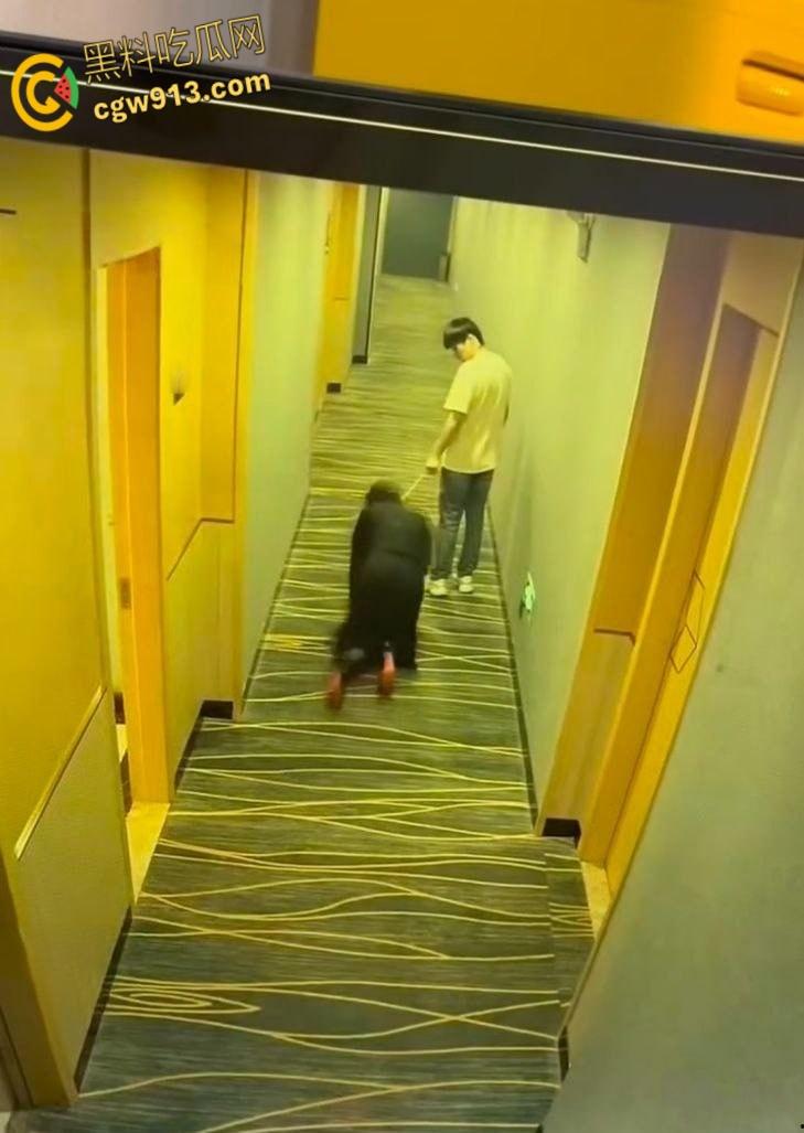 酒店监控拍下吾辈楷模，男子牵狗链，黑群女子像狗爬行，路过群众惊掉下巴，奇葩任务引爆字母圈 !-4