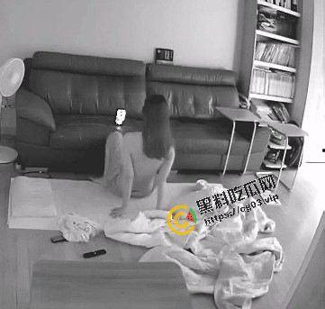 黑客破解家庭摄像头 少妇与长期跑船的老公视频自慰-3