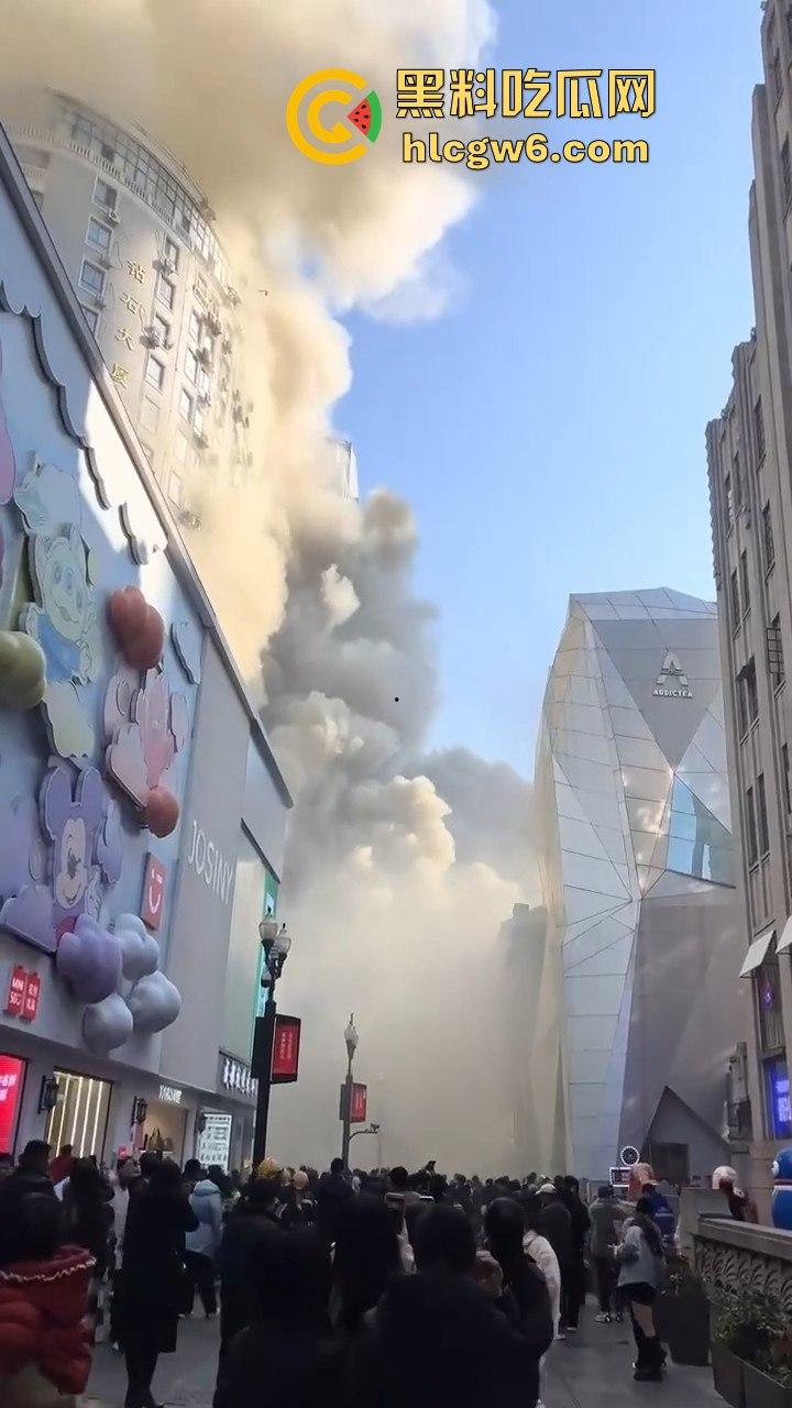 武汉汉江路步行街惊险火灾现场，浓烟蔽日，老旧民宅三楼顶层起火致一人死亡。-1