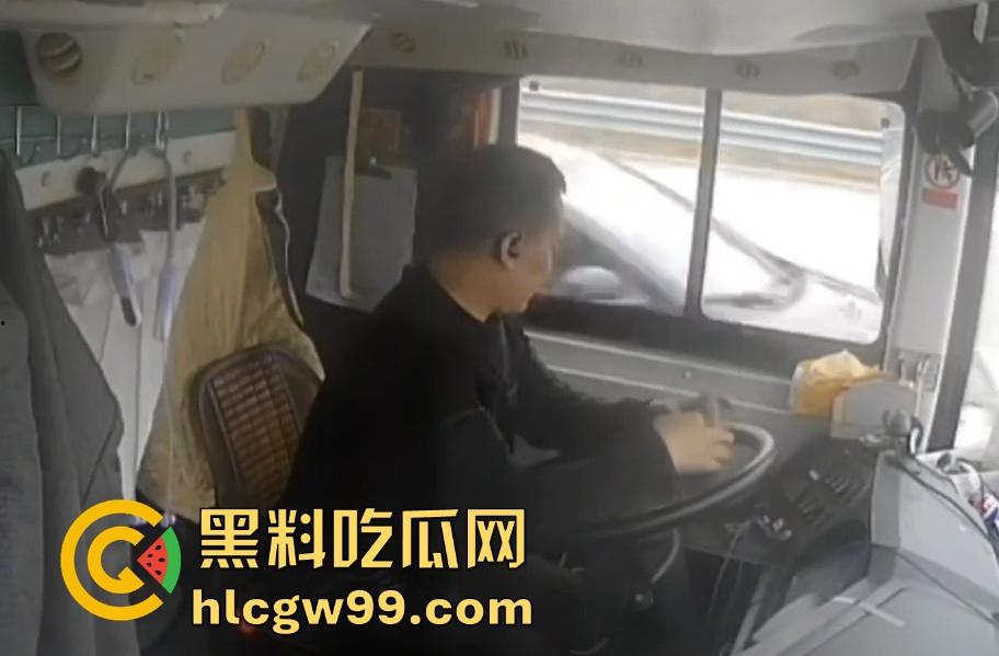 新余大巴司机分心玩脱，护栏拦不住，整车翻个底朝天，乘客经历现实版速度与激情！-2