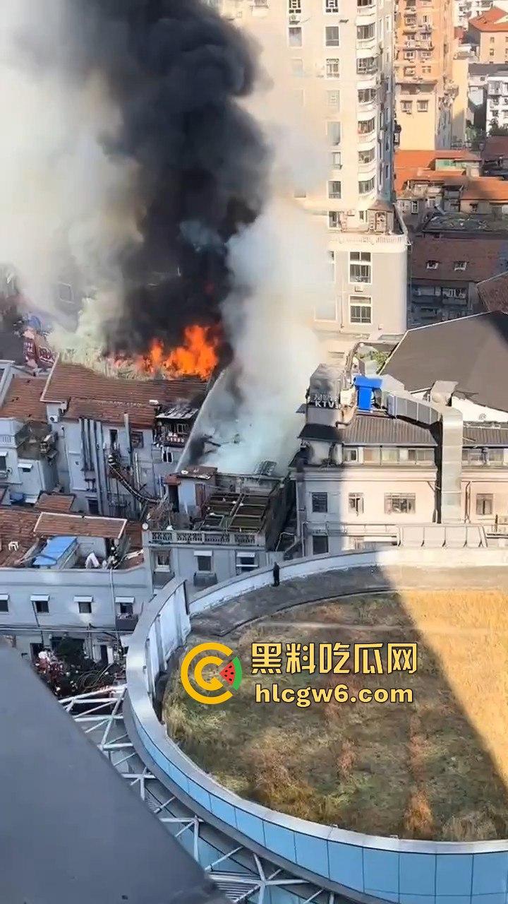 武汉汉江路步行街惊险火灾现场，浓烟蔽日，老旧民宅三楼顶层起火致一人死亡。-9