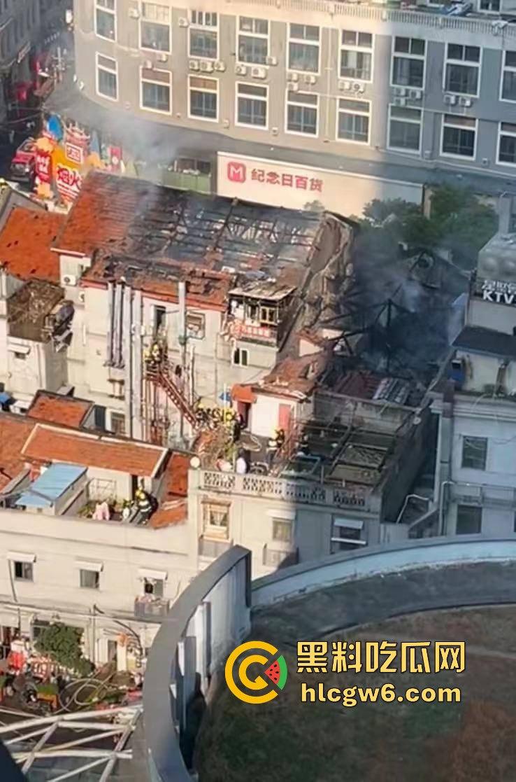 武汉汉江路步行街惊险火灾现场，浓烟蔽日，老旧民宅三楼顶层起火致一人死亡。-10