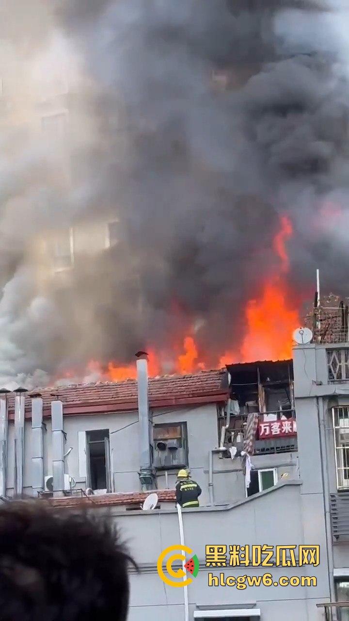 武汉汉江路步行街惊险火灾现场，浓烟蔽日，老旧民宅三楼顶层起火致一人死亡。-13