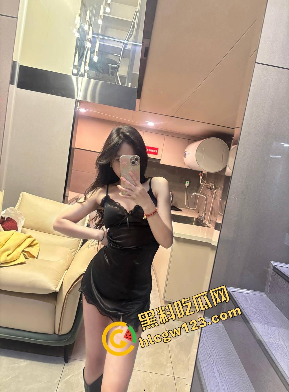 西南石油大学学妹『王雨萌』长相单纯像初恋，私下舔脚吃鸡样样来，深喉吞精把自己都YUE吐了！-2