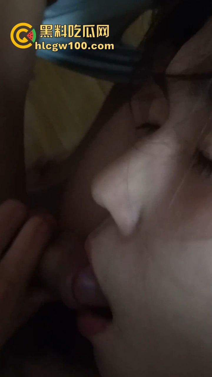 兰州大学反差母狗【李妍柔】调教视频曝光，调教成了吃鸡好手 鸡巴套子，内容劲爆！！-15