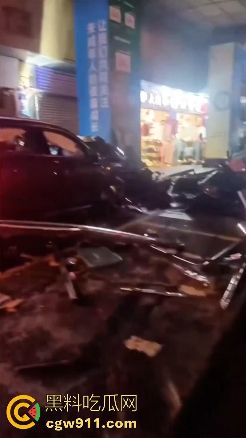 四川泸州龙马潭区，发生严重交通事故，小型汽车通过路口后加速撞向人行道，撞倒5名行人，导致2人当场死亡。-8