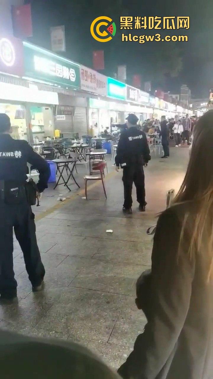 广州花都持刀男子当街挟持他人，警方迅速到场果断开枪击毙，场面堪比电影大片！-2