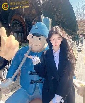 山西大同酒吧小公主【姜雯雯】，被金主2000拿下 ，对镜口交深喉调教，性感翘臀开档黑丝，被拽着头发疯狂打桩后入！-4