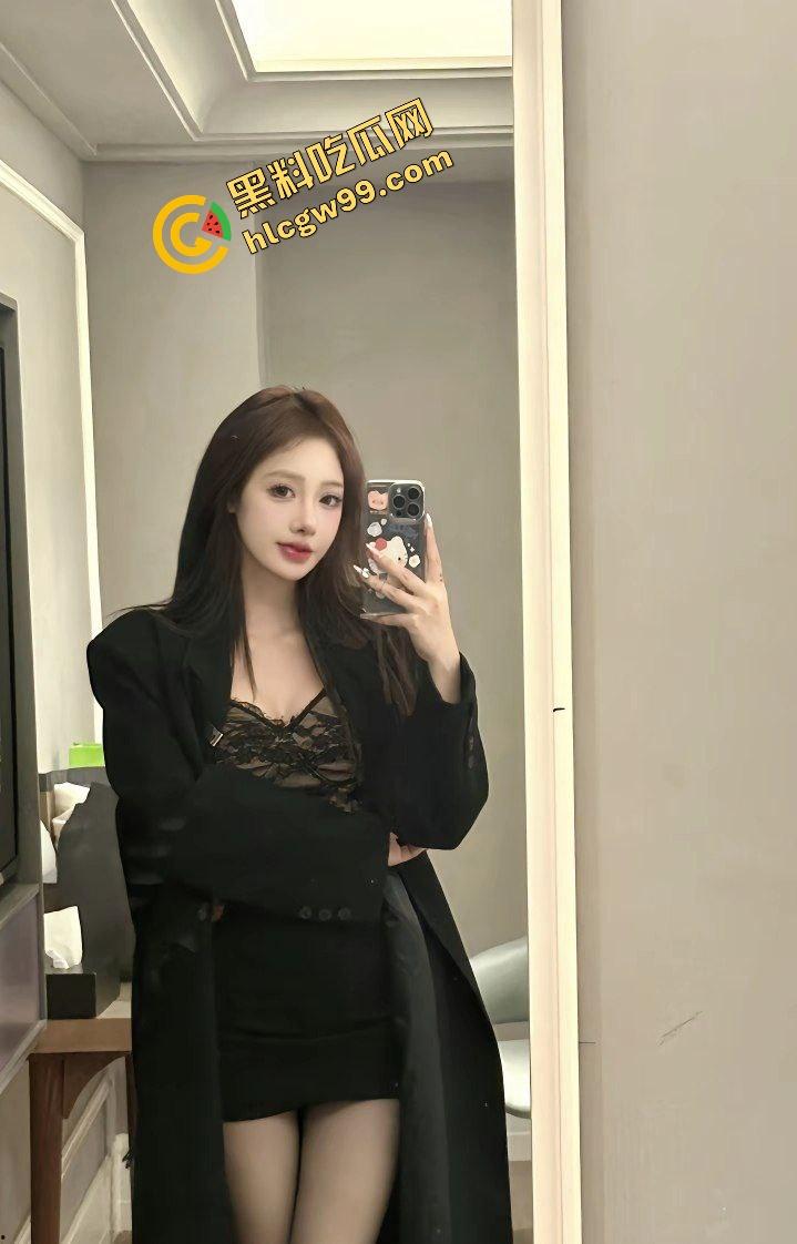 福建泉州社会骚鸡【任茜】性感大雷炮架，做鸡上门约炮大哥，沙发女上骑乘榨精，独家曝光流出！-4