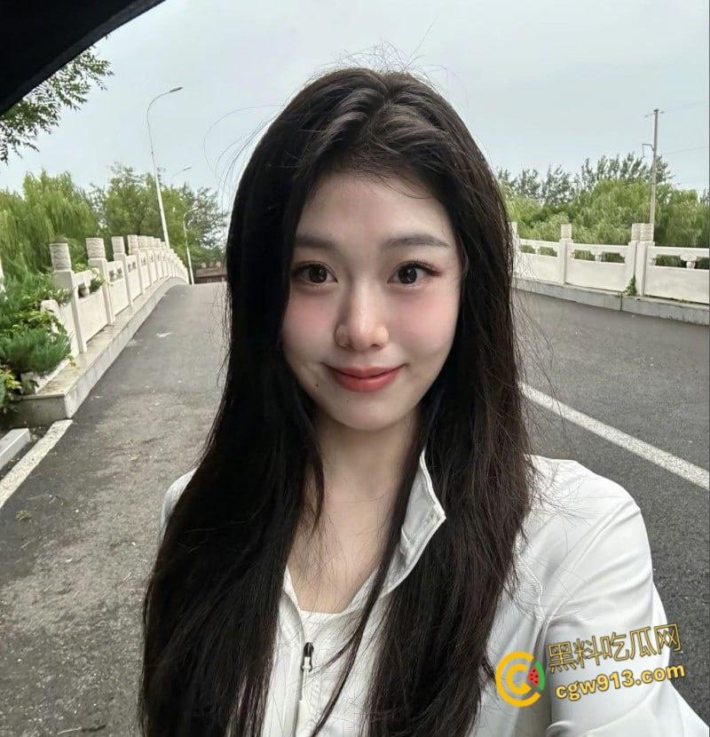 黑龙江鹤岗嫩妹【刘茹雅】，和男友出租房做爱，露脸无套各种后入，小翘臀啪啪作响，颜射吞精巨反差！-1