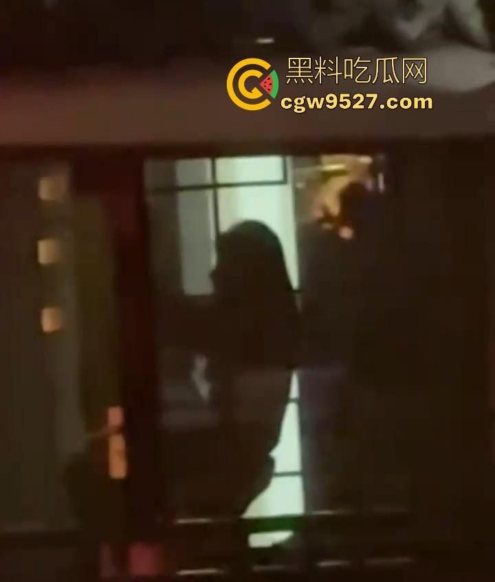 嘉兴西塘临水的民宿,小情侣做爱不拉窗帘被偷拍,江南风,小桥流水人家做爱,泰山压顶到抱起猛操花样百出!-3