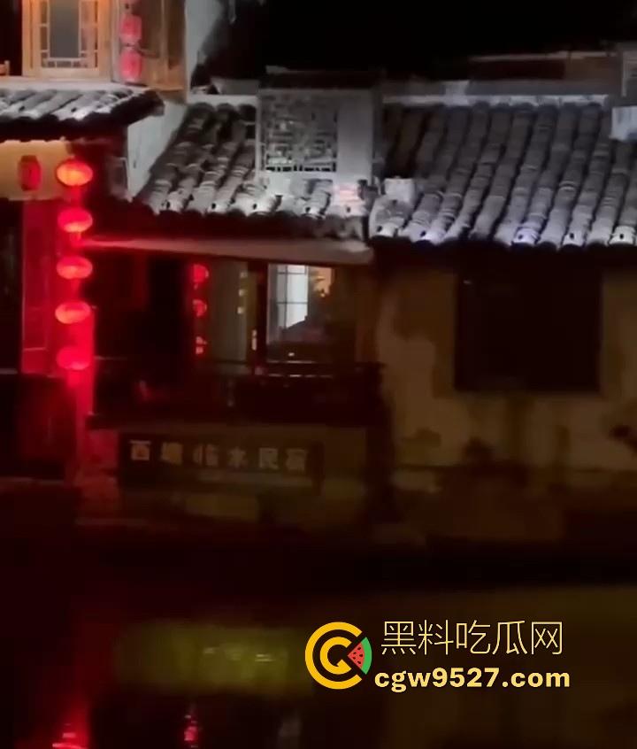 嘉兴西塘临水的民宿,小情侣做爱不拉窗帘被偷拍,江南风,小桥流水人家做爱,泰山压顶到抱起猛操花样百出!-8