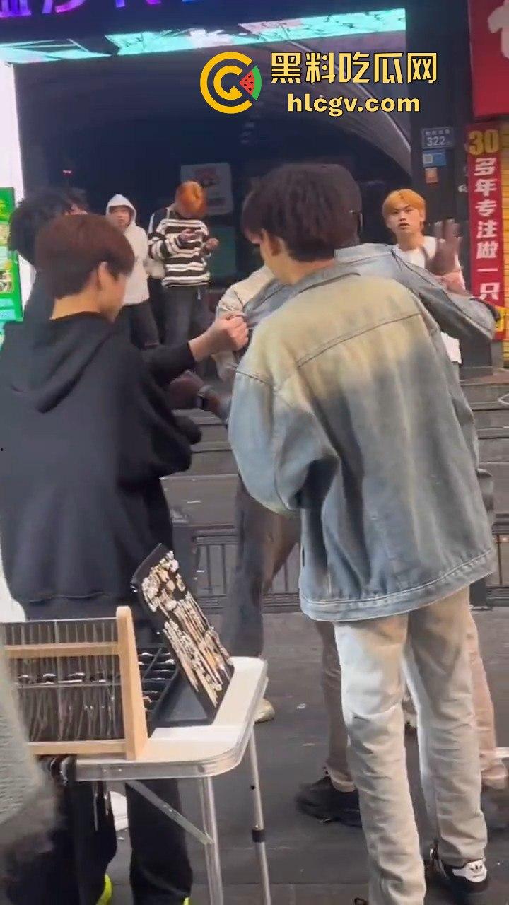 长沙黑皮蛋调戏妇女被当场抓获！以为在中国就能为所欲为，结果翻车了！-5