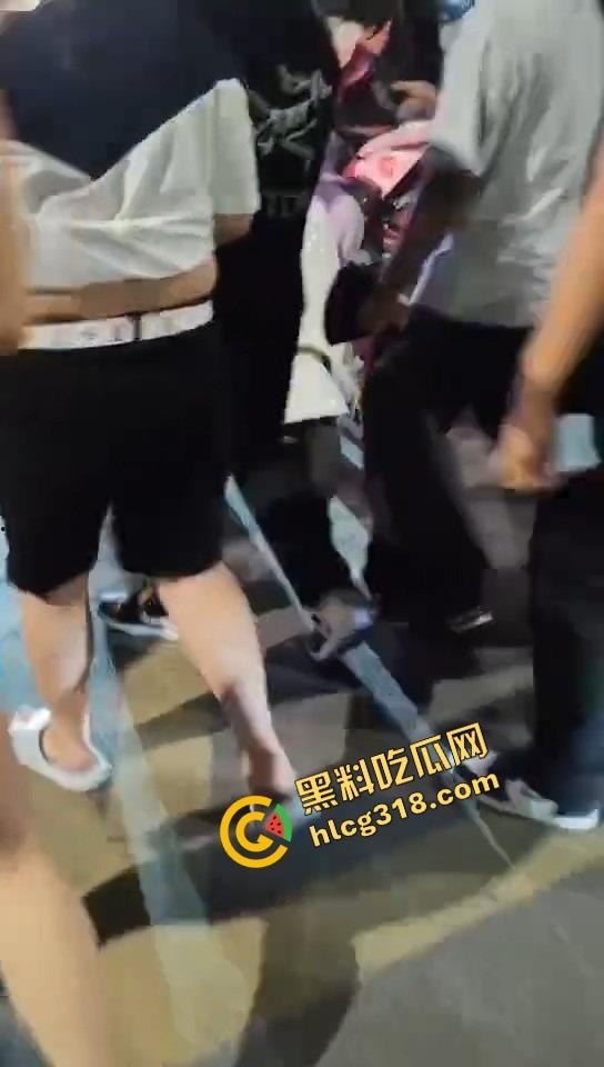 临沂这群精神哥集体断片儿，砸车群殴还上头，警车一来不躲不跑反手就干，真是刑不上脑袋系列！-5