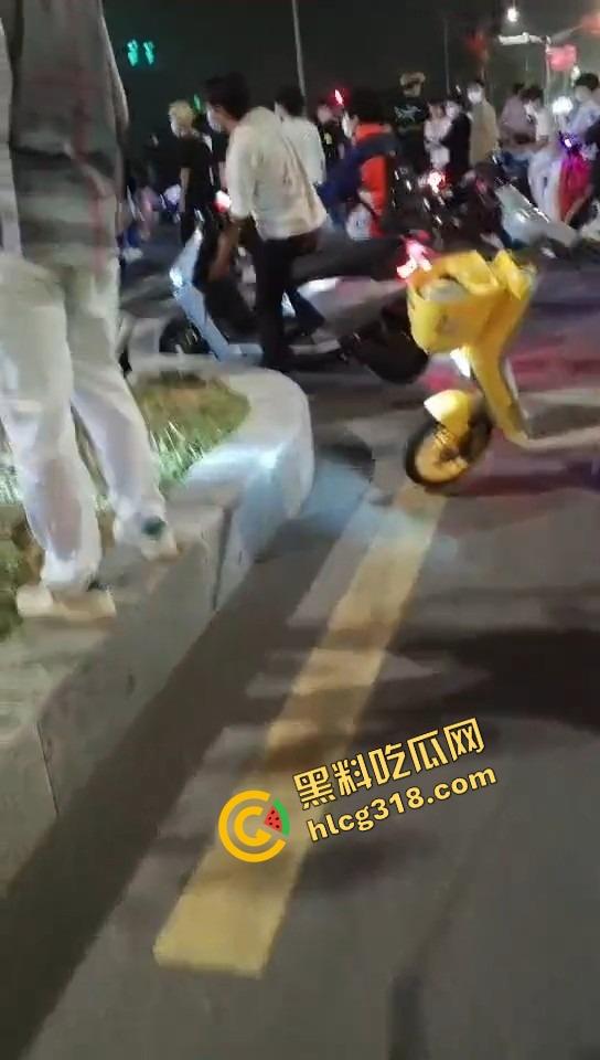 临沂这群精神哥集体断片儿，砸车群殴还上头，警车一来不躲不跑反手就干，真是刑不上脑袋系列！-7