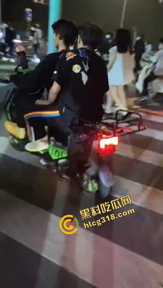 临沂这群精神哥集体断片儿，砸车群殴还上头，警车一来不躲不跑反手就干，真是刑不上脑袋系列！-8