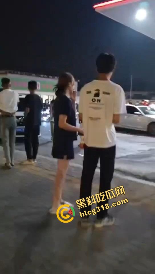 临沂这群精神哥集体断片儿，砸车群殴还上头，警车一来不躲不跑反手就干，真是刑不上脑袋系列！-9