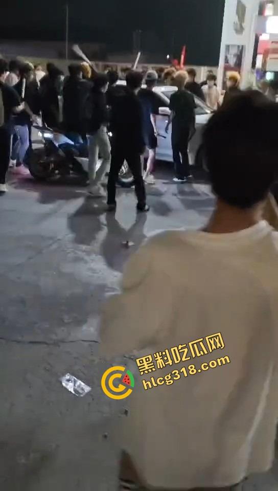 临沂这群精神哥集体断片儿，砸车群殴还上头，警车一来不躲不跑反手就干，真是刑不上脑袋系列！-10