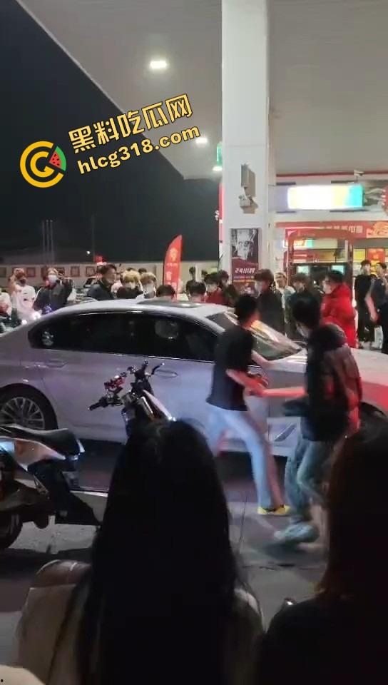 临沂这群精神哥集体断片儿，砸车群殴还上头，警车一来不躲不跑反手就干，真是刑不上脑袋系列！-11