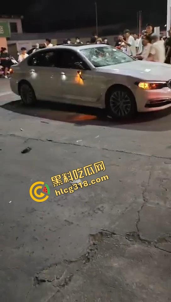 临沂这群精神哥集体断片儿，砸车群殴还上头，警车一来不躲不跑反手就干，真是刑不上脑袋系列！-13