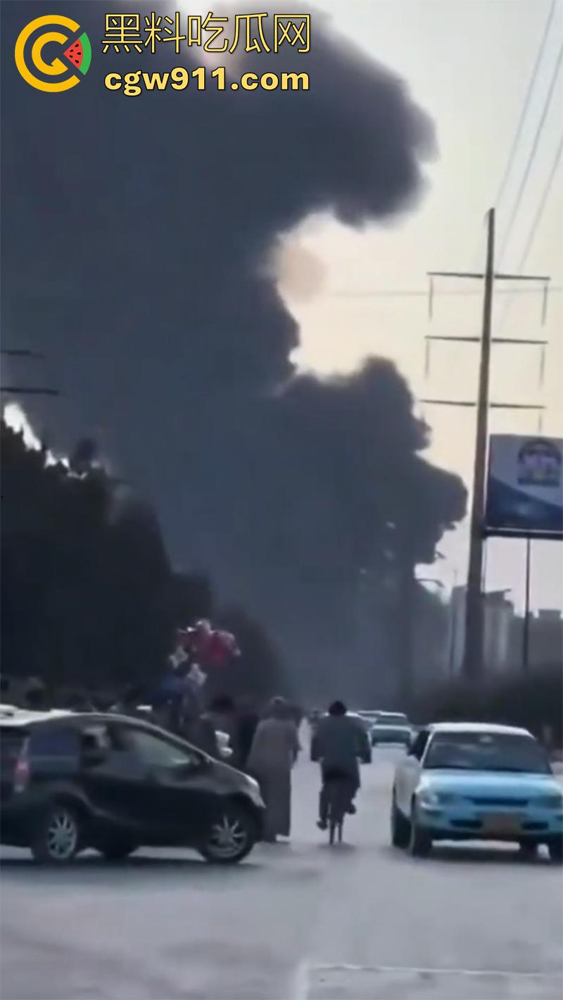 阿富汗首都喀布尔突发爆炸，现场浓烟滚滚，临时政府称系油罐车爆炸起火，居民表示当天至少发生3起爆炸！-3