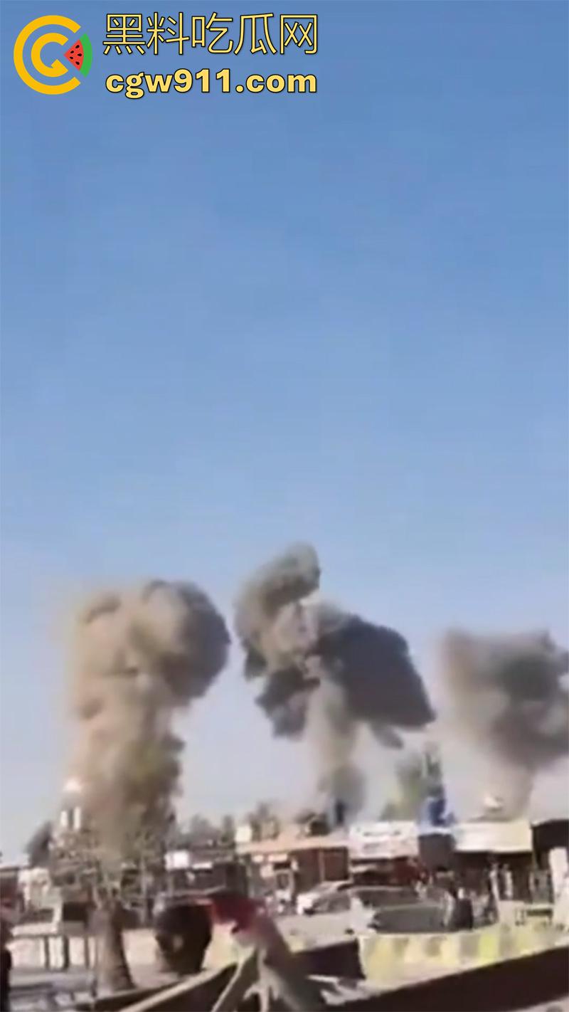 阿富汗首都喀布尔突发爆炸，现场浓烟滚滚，临时政府称系油罐车爆炸起火，居民表示当天至少发生3起爆炸！-4