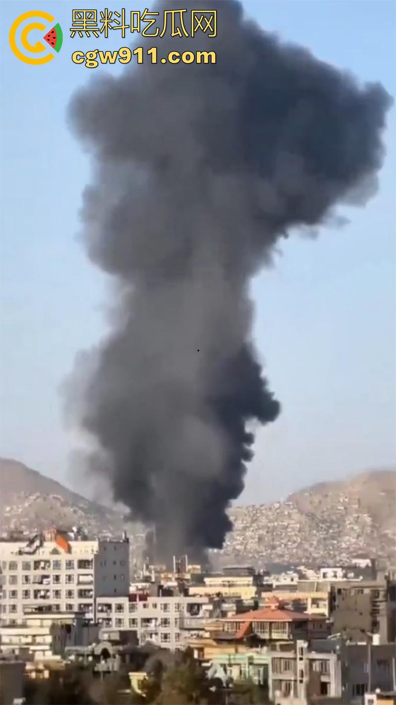 阿富汗首都喀布尔突发爆炸，现场浓烟滚滚，临时政府称系油罐车爆炸起火，居民表示当天至少发生3起爆炸！-7