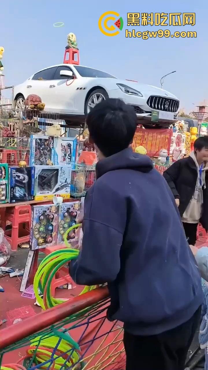 郑州集市惊现史上最壕套圈奖品，玛莎拉蒂总裁成最终Boss，小伙们疯抢 场面堪比海王争霸赛！-5