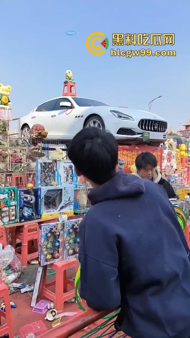 郑州集市惊现史上最壕套圈奖品，玛莎拉蒂总裁成最终Boss，小伙们疯抢 场面堪比海王争霸赛！-6