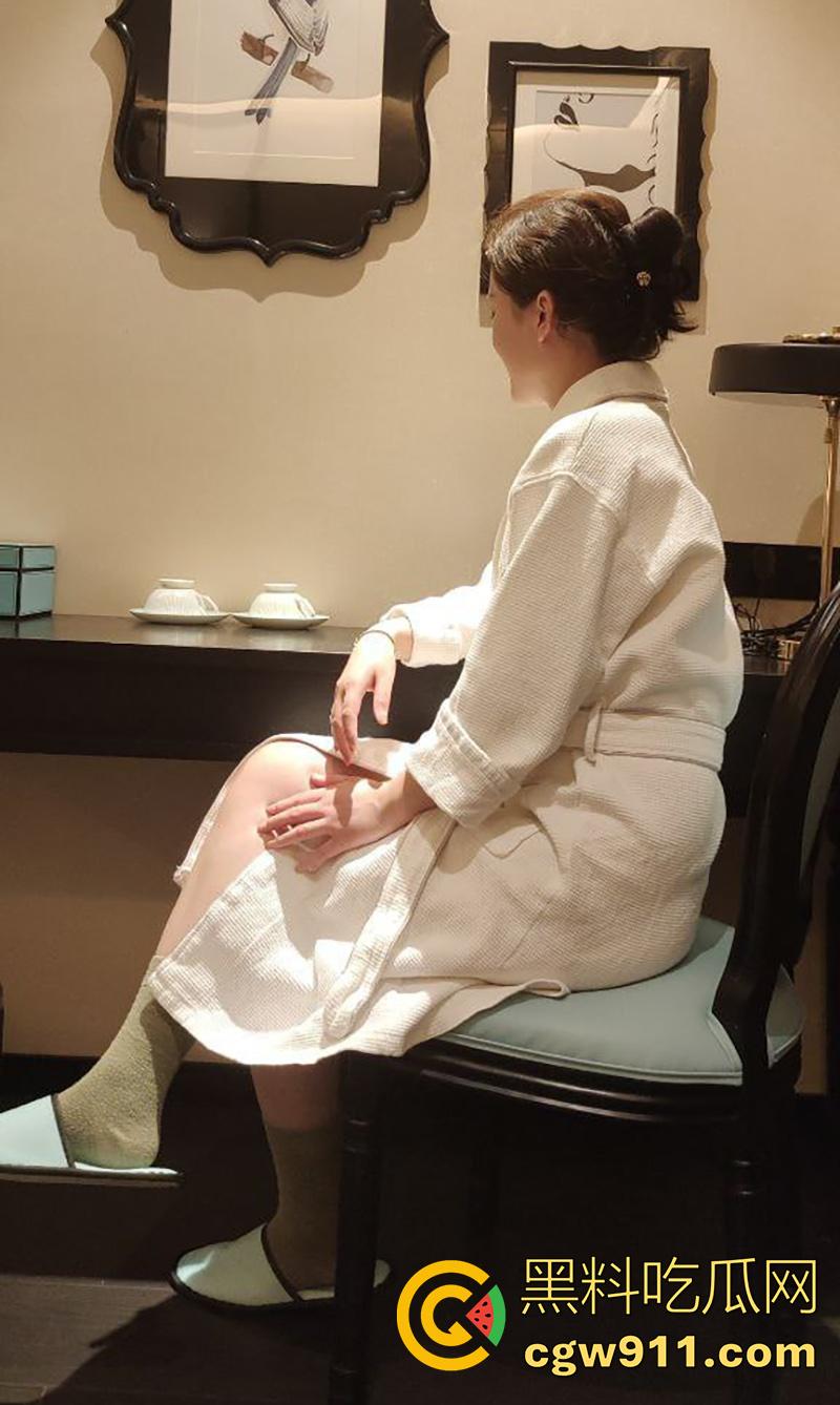 绿帽大神曝光翘臀老婆，超爱公园露出，曾塞着跳蛋逛街，寻找一位大屌猛男，渴望玩一次3p-2