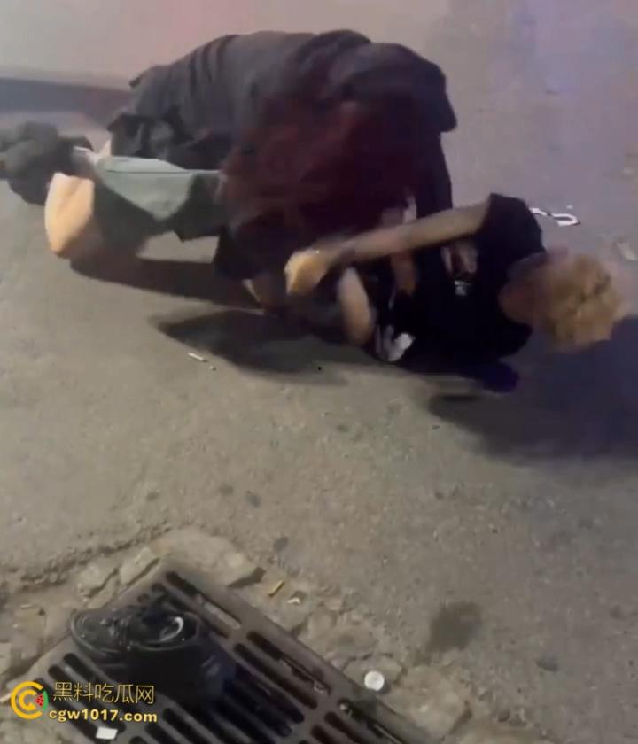 彪悍小仙女街头暴走，狂揍黄毛精神小伙，大白屁股极度辣眼，短裙外翻内裤都漏出来了，小伙被压在身下怀疑人生 ！-1