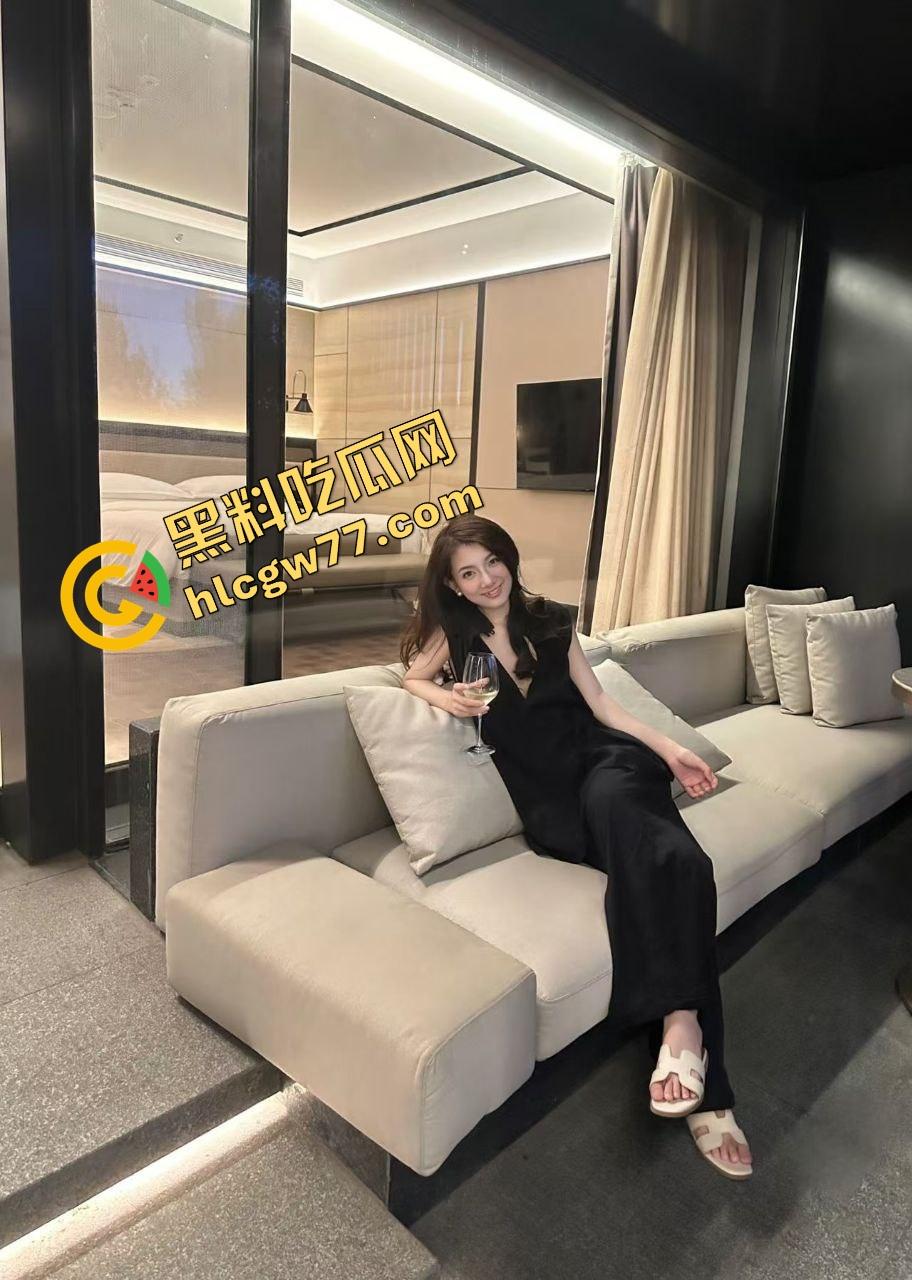 承德巨奶哺乳少妇放奶实录曝光！两颗大奶子胀得发亮，乳白喷涌不停，全程看得人鸡儿发胀想上手！-5